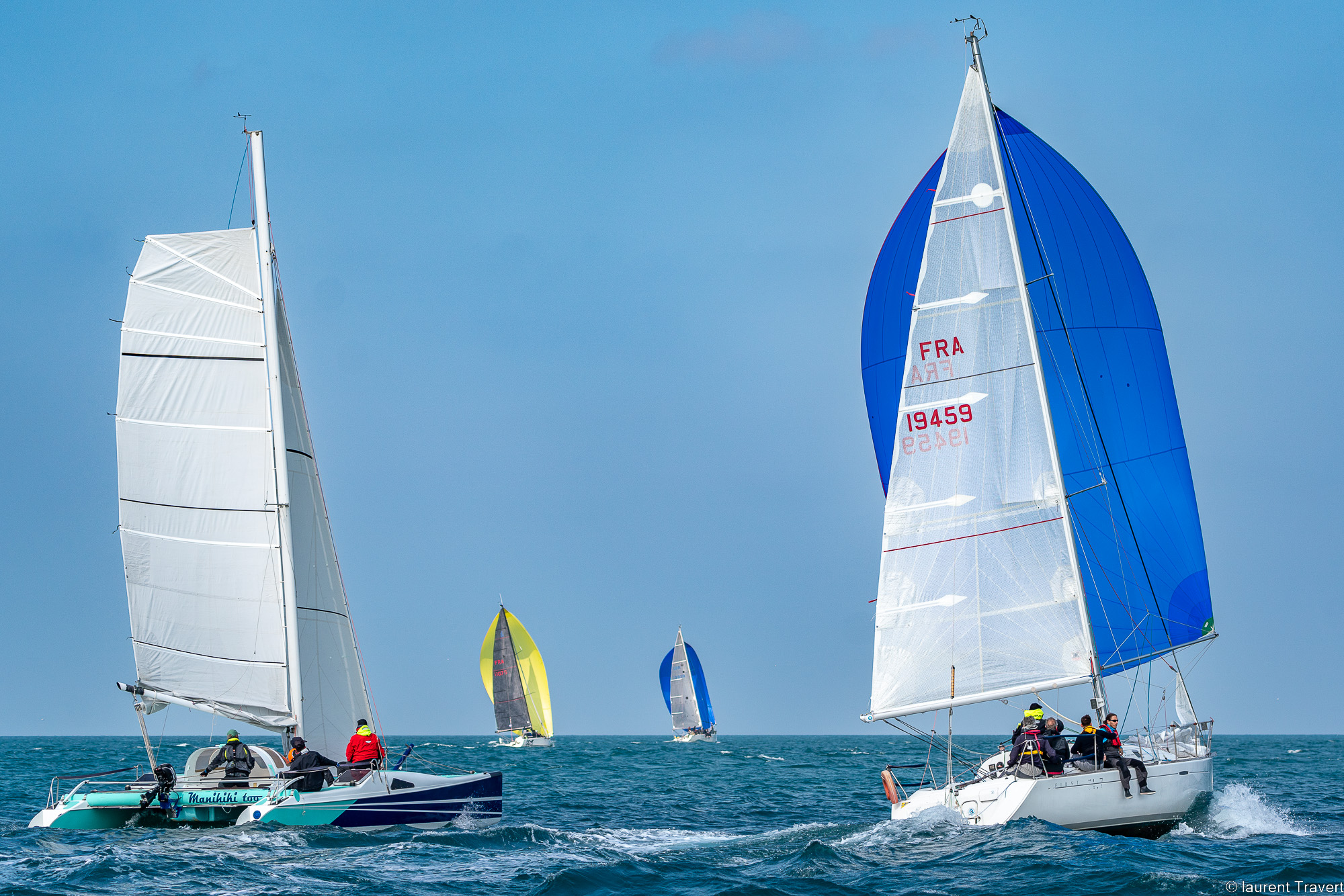Voiliers d'étudiants en course pendant la Régate des IUT en baie de Saint-Malo