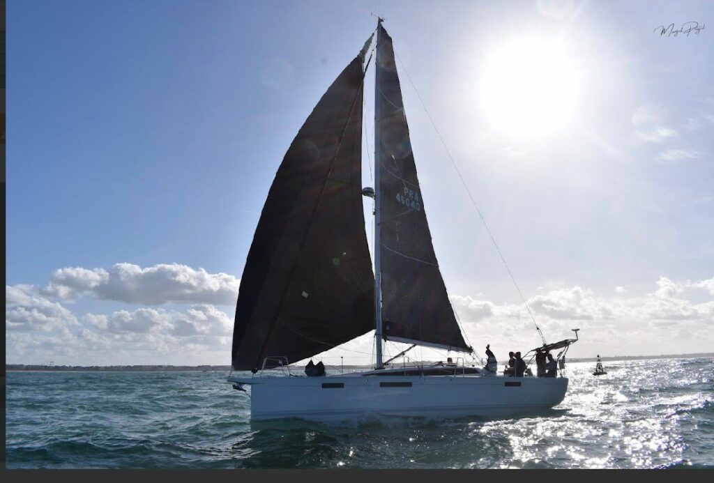 Voilier de la Régate des IUT toutes voiles dehors au large de Saint-Malo
