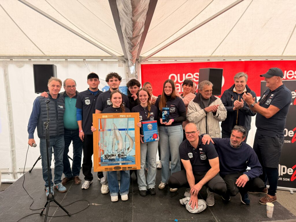 Remise des prix du Challenge Voile 2026 : l'équipage vainqueur pose avec son trophée sous le chapiteau de la Régate des IUT